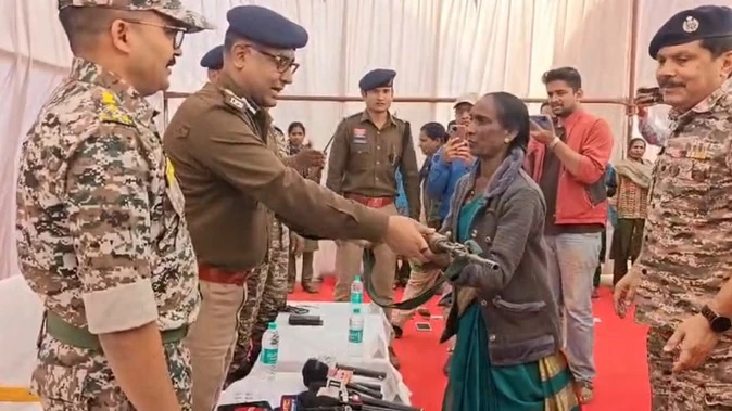 रायपुर संभाग नक्सल मुक्त घोषित, 9 नक्सलियों का आत्मसमर्पण