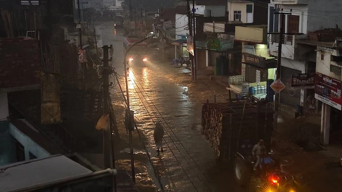 वसंत पंचमी पर मौसम का मिजाज बदला, यूपी के कई जिलों में बारिश