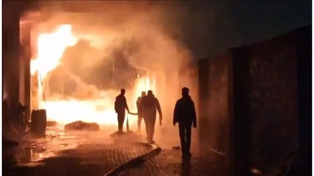 जालंधर: बिस्किट-भुजिया फैक्ट्री में भीषण आग, 50 फीट तक उठीं लपटें