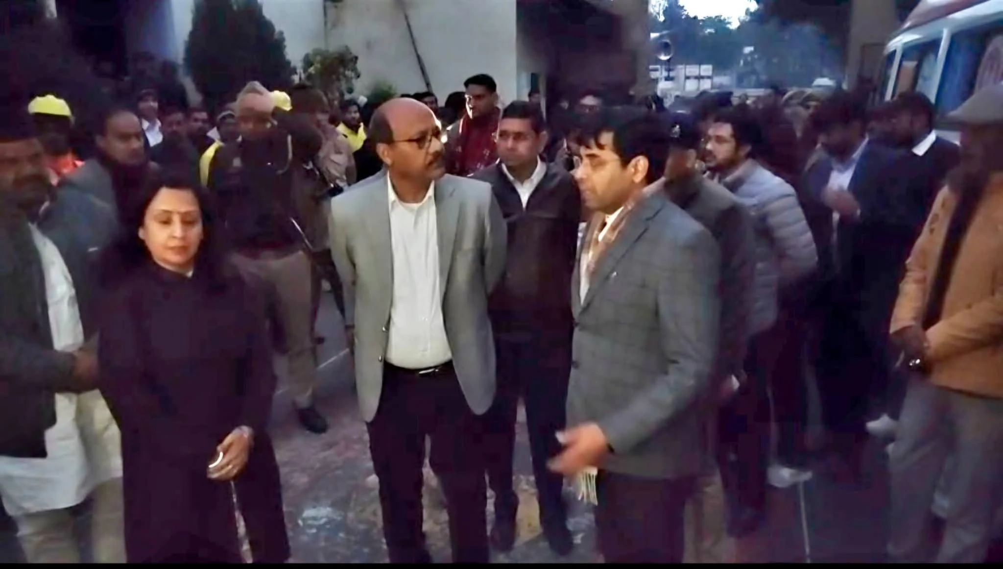 बारिश के बीच ब्लैकआउट मॉक ड्रिल, पहले से अंधेरे में रहे कई इलाके