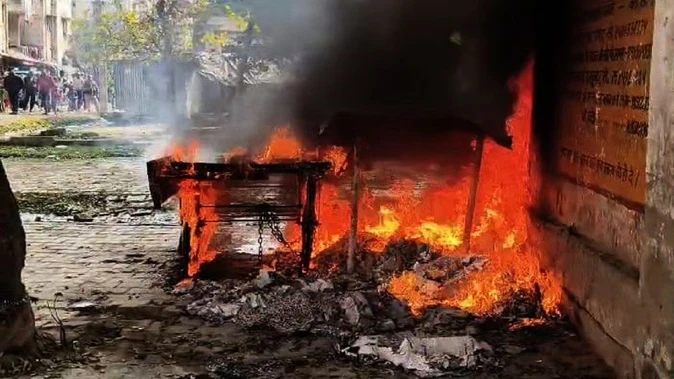 शाहजहांपुर: सेब को लेकर विवाद, आरोपी ने फल के ठेले में लगाई आग