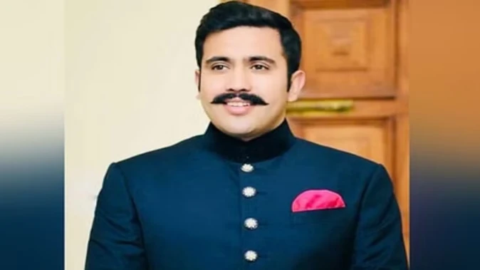 तीन दिन में खोल दी जाएंगी बर्फबारी से बंद सड़कें, 385 मशीनें लगाईं: विक्रमादित्य