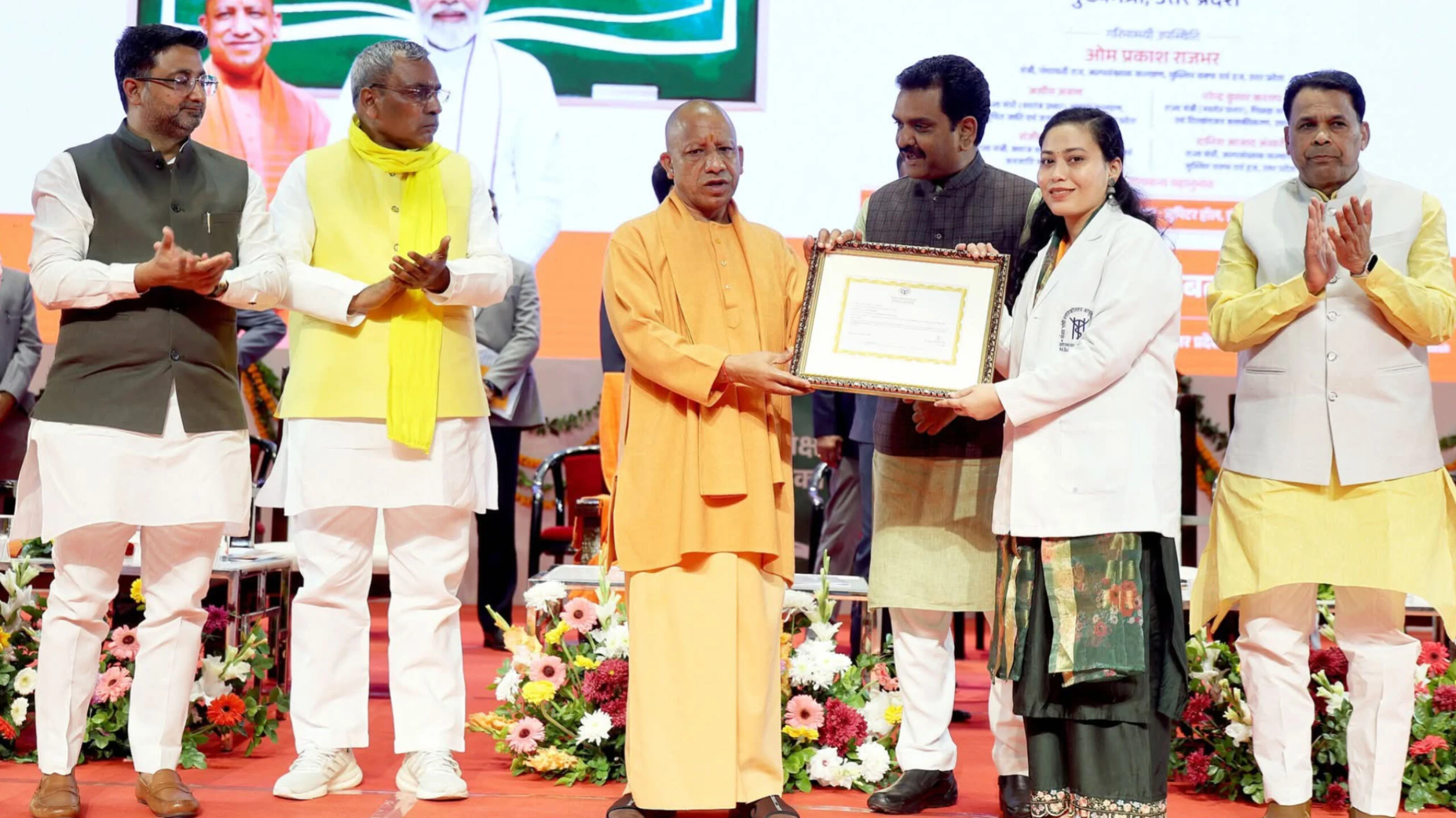 12 बजे तक सो कर उठने वाले बबुआ को गरीब बच्चों की चिंता नहीं: सीएम योगी