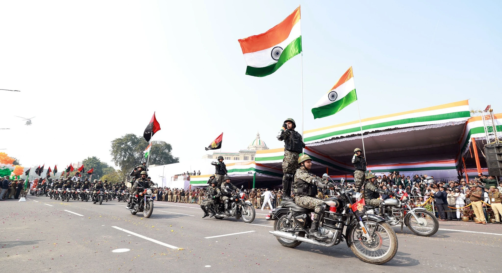 लखनऊ में हर्षोल्लास के साथ मना 77वां गणतंत्र दिवस, विधानभवन में फहराया तिरंगा