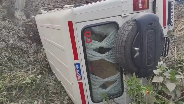 सोनभद्र में सीओ पिपरी की गाड़ी पलटी, पैदल चलती महिला की मौत