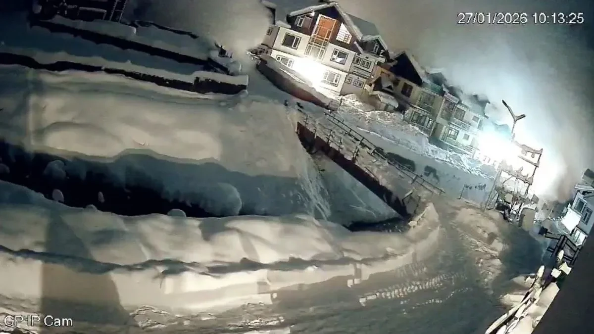 सोनमर्ग में भीषण हिमस्खलन, कई मकान बर्फ की चपेट में