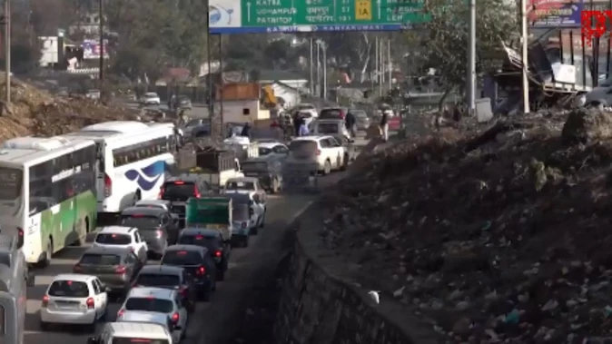 भारी बर्फबारी से श्रीनगर-जम्मू राष्ट्रीय राजमार्ग बंद, कश्मीर घाटी में पर्यटक फंसे