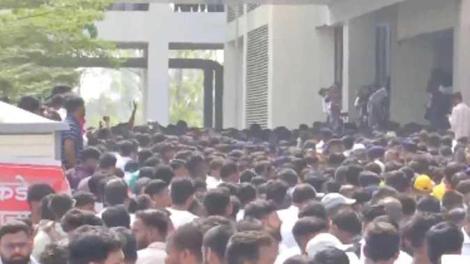 अजित पवार के निधन पर राज्य में शोक की लहर, अंतिम दर्शन के लिए अस्पताल के बाहर भारी भीड़