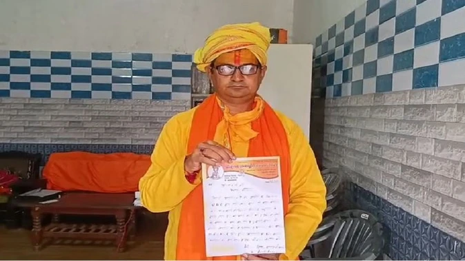 दिनेश फलाहारी महाराज ने प्रधानमंत्री को खून से लिखा पत्र, यूजीसी पर जताई चिंता