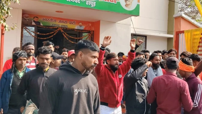 हापुड़ में यूजीसी  पर हल्लाबोल: भाजपा दफ्तर में घुसे लोग