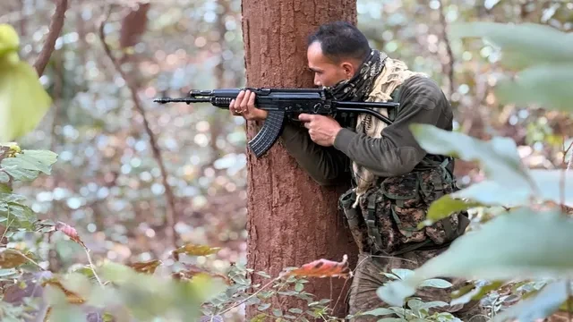 सारंडा में माओवादियों का अंतिम किला ध्वस्त करने की तैयारी, 45 नक्सली घिरे