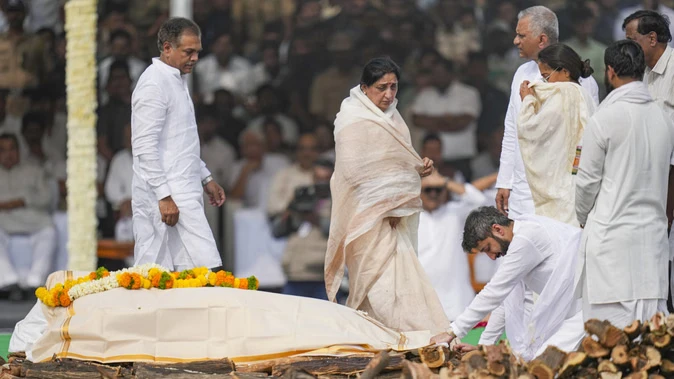 अजित पवार के निधन के बाद सुनेत्रा पवार को मंत्री बनाने की मांग