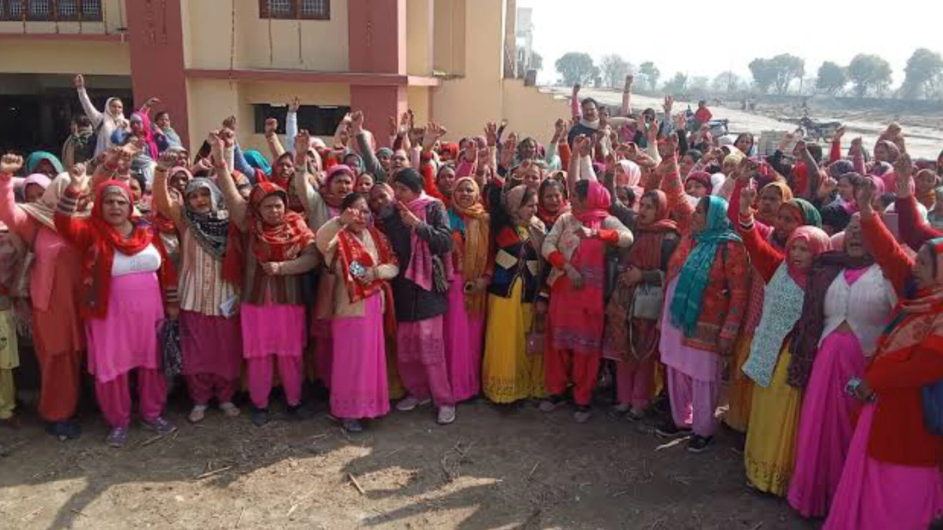 शामली में आंगनबाड़ी कर्मियों का कलक्ट्रेट पर प्रदर्शन, सौंपा ज्ञापन