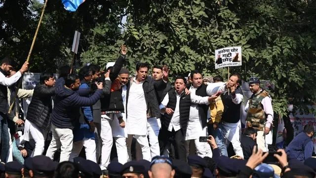 मनरेगा में बदलाव के विरोध में दिल्ली में कांग्रेस का प्रदर्शन