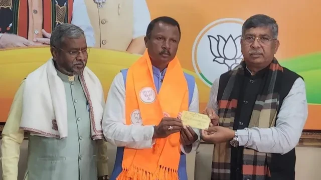 झामुमो विधायक के भाई ने थामा भाजपा का दामन, नगर परिषद चुनाव में ठोकेंगे ताल