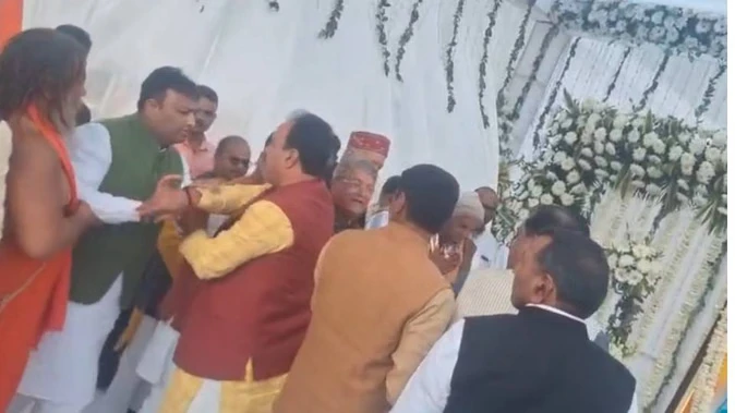 डिप्टी सीएम केशव प्रसाद मौर्य के सामने भाजपा नेताओं में धक्का-मुक्की