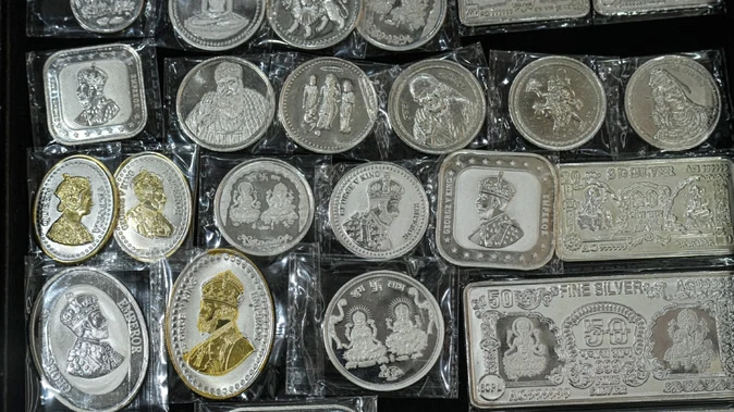 सर्राफा बाजार में हड़कंप, सोना-चांदी में भारी गिरावट