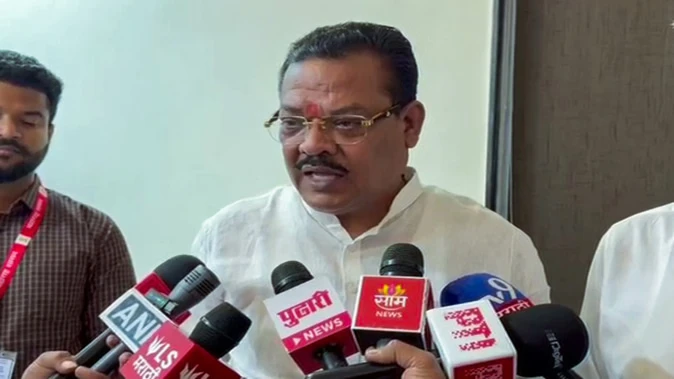 ‘इंसान से ज्यादा जरूरी कुर्सी’: सुनेत्रा पवार के शपथ ग्रहण पर शिंदे गुट का हमला