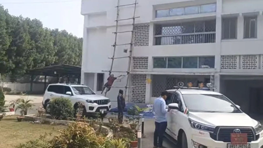 बिहार: तेज प्रताप यादव के बंगले से फर्नीचर गायब, मंत्री पासवान ने लगाए गंभीर आरोप