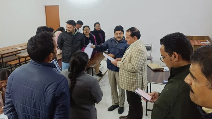 सीईओ नवदीप रिणवा ने विशेष मतदाता पंजीकरण बूथों का किया निरीक्षण