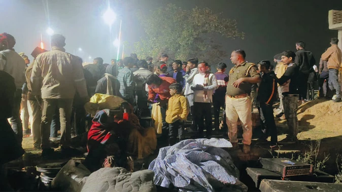 फर्रुखाबाद:डीजे लदा ट्रैक्टर-ट्राली पलटने से बालक की मौत, 11 घायल