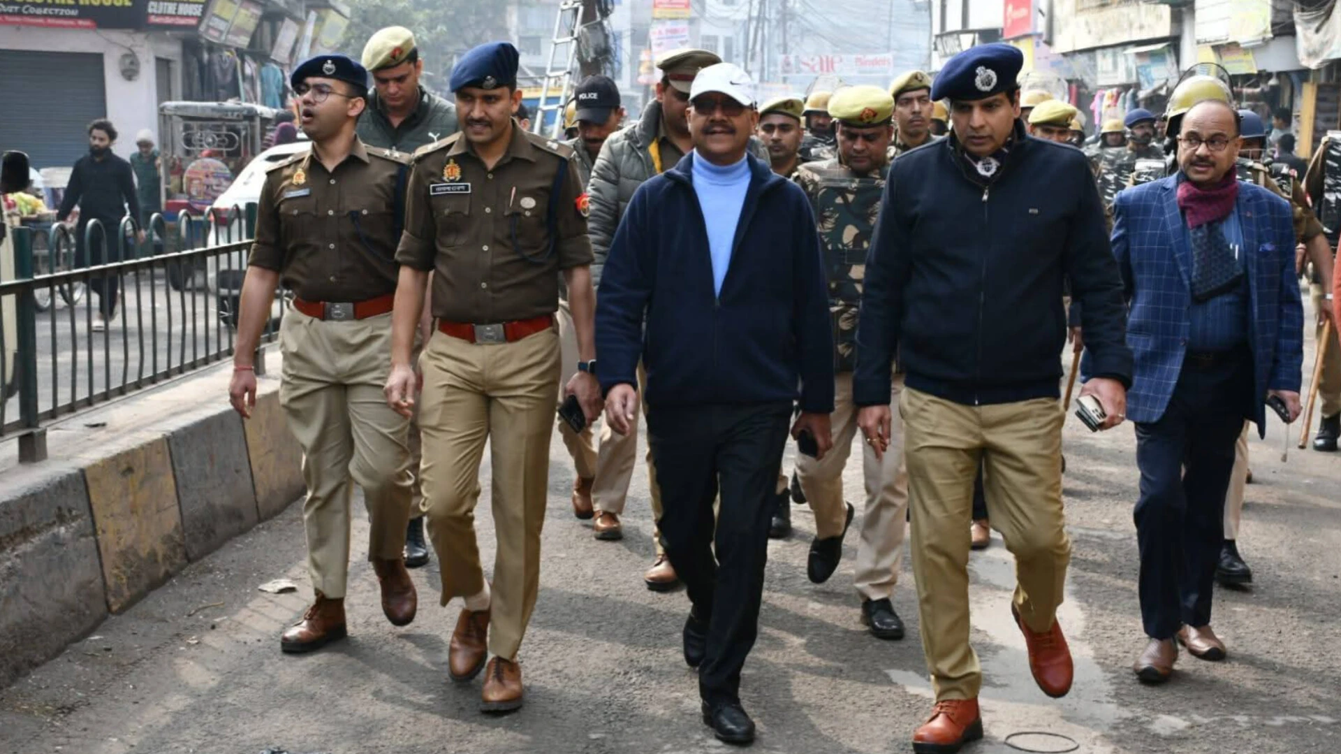 कानून-व्यवस्था बनाए रखने को डीएम-एसएसपी ने निकाला फ्लैग मार्च