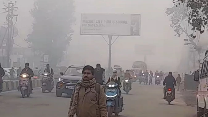मेरठ में 15 दिन बाद घना कोहरा, तेज बारिश और ओलों से ठंड बढ़ी