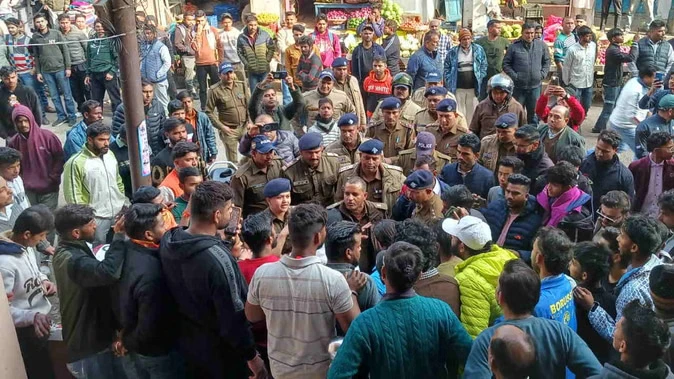 कोटद्वार में हिंसा के बाद पुलिस फ्लैग मार्च, सुरक्षा बढ़ाई गई