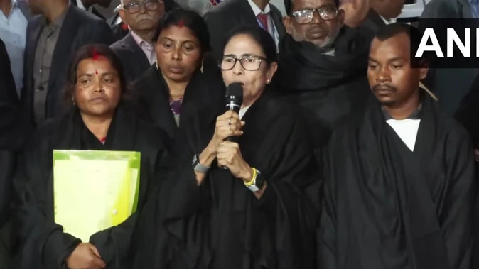 ममता बनर्जी का चुनाव आयोग पर हमला, 58 लाख मतदाताओं के नाम हटाने पर नाराजगी