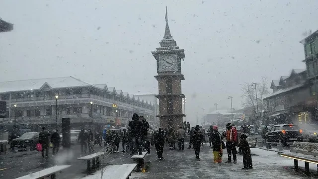 पश्चिमी विक्षोभ से उत्तर भारत में फिर बढ़ी ठंड, बारिश-बर्फबारी का अलर्ट