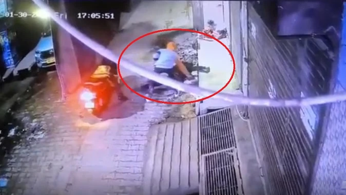 सड़क पर गिरे शख्स के तड़प-तड़पकर निकले प्राण, मदद के बजाय युवक मोबाइल चुराकर भागे
