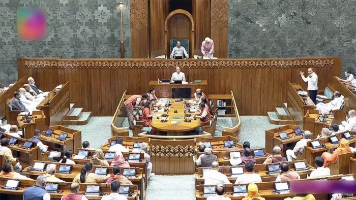 संसद में भारी अव्यवस्था: विपक्ष-सत्तापक्ष टकराव के बीच लोकसभा में हंगामा