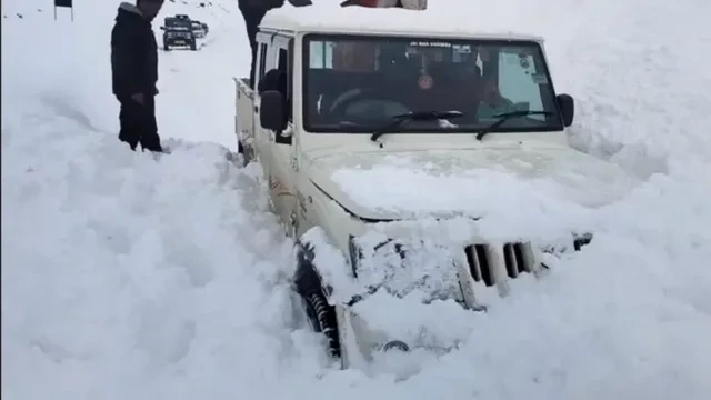 मनाली-अटल टनल रोहतांग में तीन जगह हिमस्खलन, यात्रियों में डर का माहौल