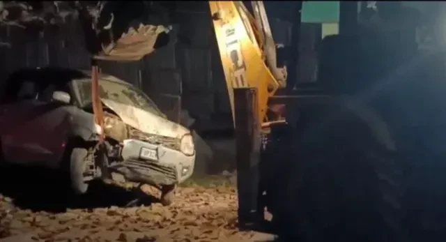 मेरठ: बारिश के पानी से भरे गड्ढे में गिरी कार, बाल-बाल बचा परिवार