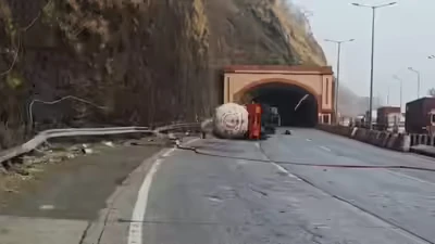 मुंबई-पुणे एक्सप्रेसवे पर गैस टैंकर हादसे के 18 घंटे बाद भी जाम जारी