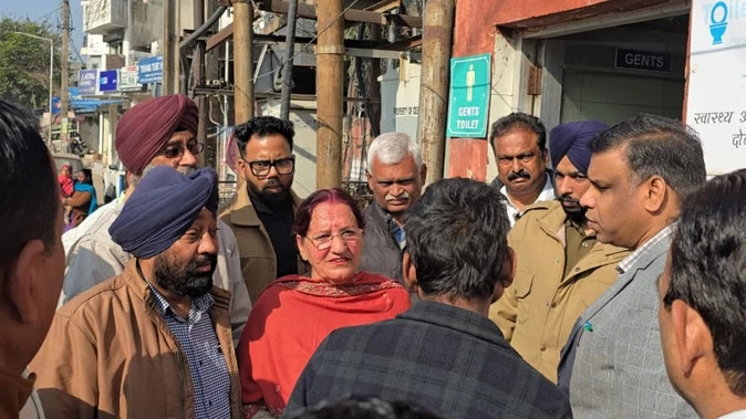 चंडीगढ़: निगम कमिश्नर का मनीमाजरा में औचक निरीक्षण, अधिकारियों को कड़ी फटकार