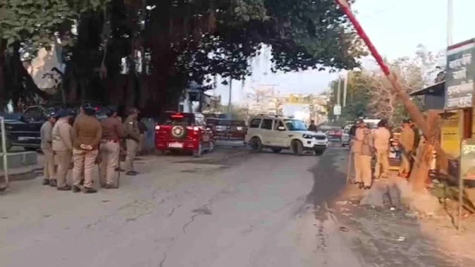 मोहम्मद दीपक हत्याकांड: सांसद चंद्रशेखर सहित नेताओं के पहुंचने की खबर, पुलिस प्रशासन अलर्ट