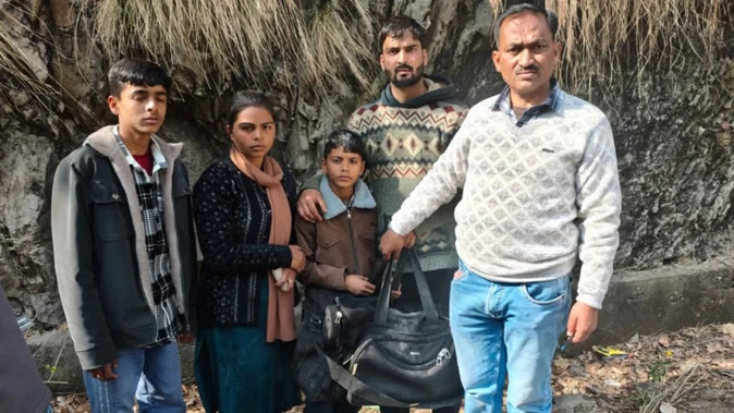 उत्तराखंड: बस हादसे के बाद नोटों से भरे बैग को लेकर हंगामा, पुलिस ने परिजनों को सौंपा