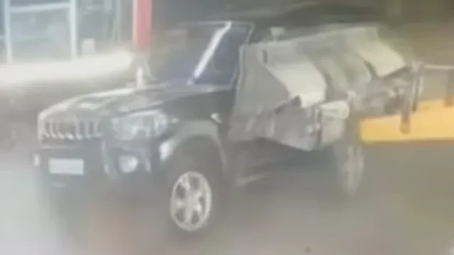 मामूली बहस के बाद युवक ने बुलडोजर से मचाया तांडव, होटल और कई गाड़ियां तोड़ी