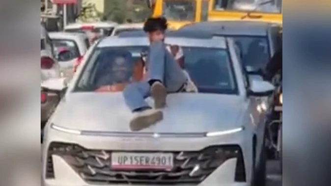 युवक ने यूपी सरकार की कार पर किया स्टंट, वीआईपी इलाके में पुलिस गश्त की खुली पोल