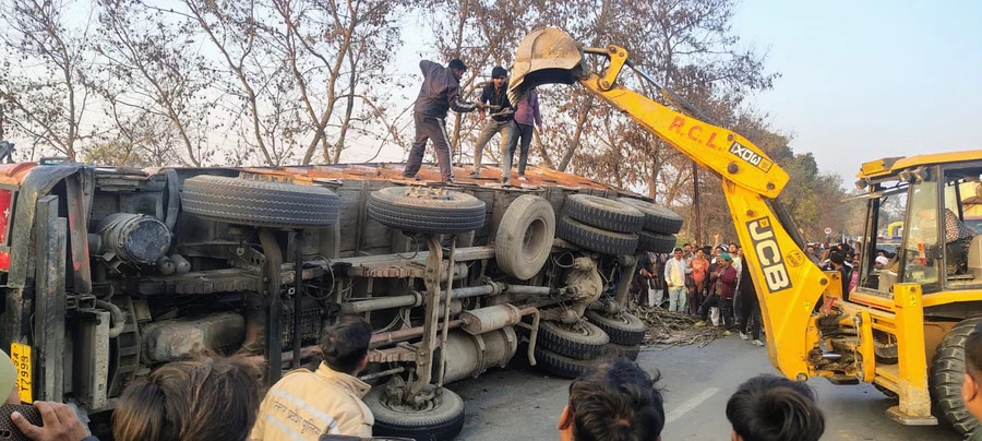पीलीभीत हाईवे पर गन्ने से भरा ट्रक पलटा, कार दबने से बचाव कार्य जारी