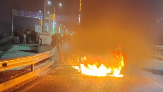 पटना के दीघा गोलंबर पर चलती कार में लगी आग, चालक बाल-बाल बचा