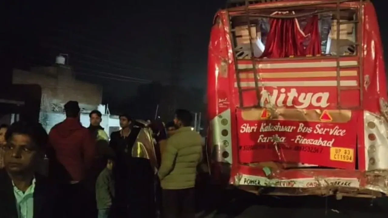 शिकोहाबाद में हाईवे पर बारात की बस हादसे का शिकार, 12 से ज्यादा घायल