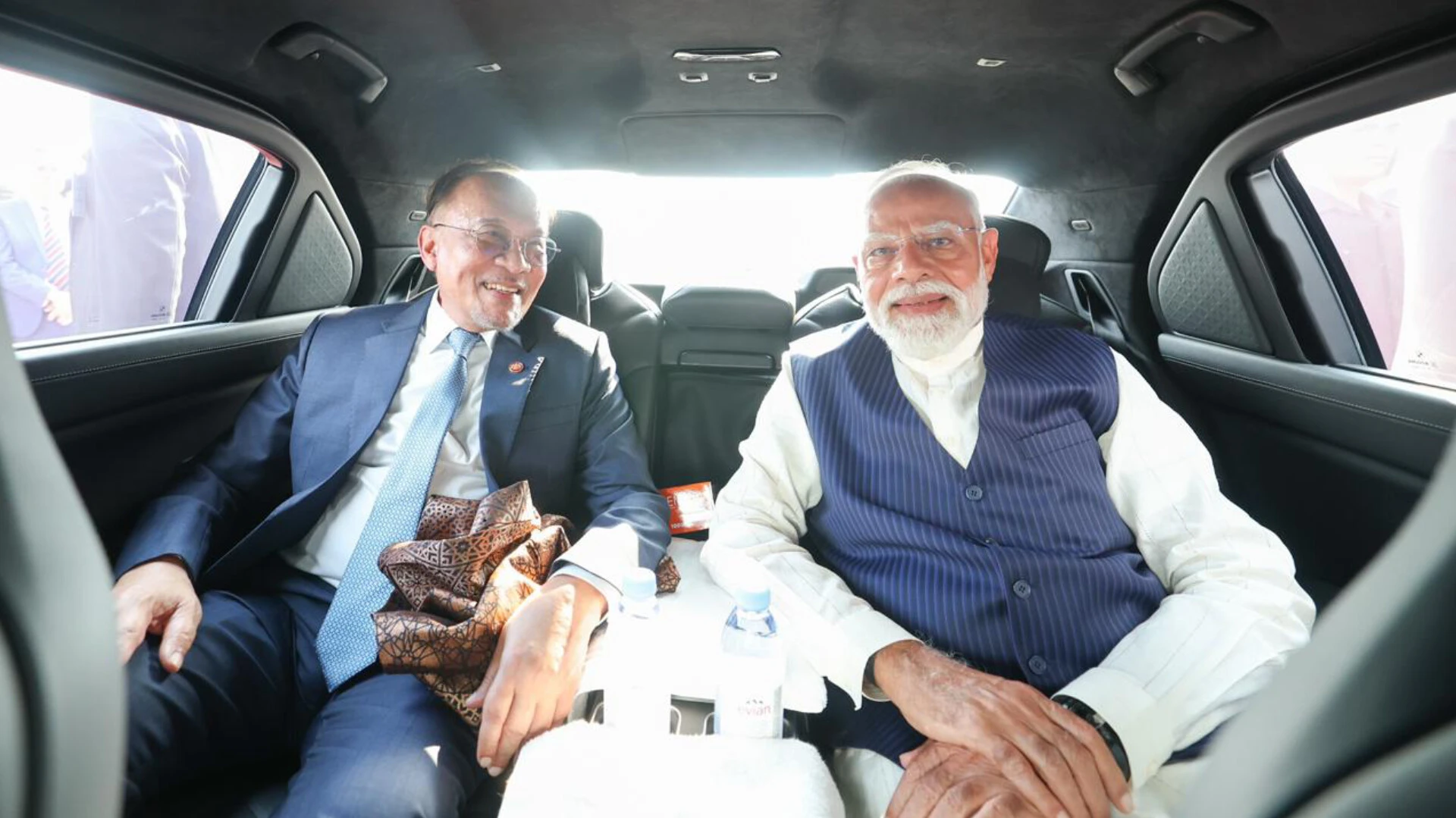 पीएम मोदी मलेशिया पहुंचे, एयरपोर्ट पर अनवर इब्राहिम ने किया गर्मजोशी से स्वागत