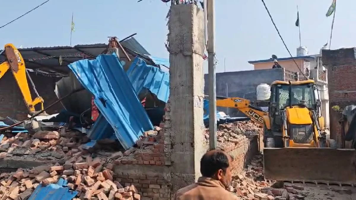 बरेली: सरकारी जमीन पर बनी अवैध मस्जिद पर बुलडोजर चला, एक घंटे में ध्वस्त