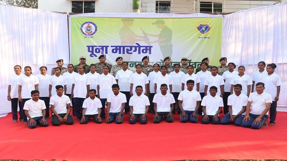 छत्तीसगढ़: सुकमा और बीजापुर में 51 नक्सलियों ने हथियार डाले, शांति की राह चुनी