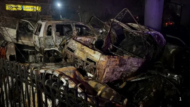 पूर्वी दिल्ली में एमसीडी की जब्त गाड़ियों में आग, रात भर चला दमकल अभियान