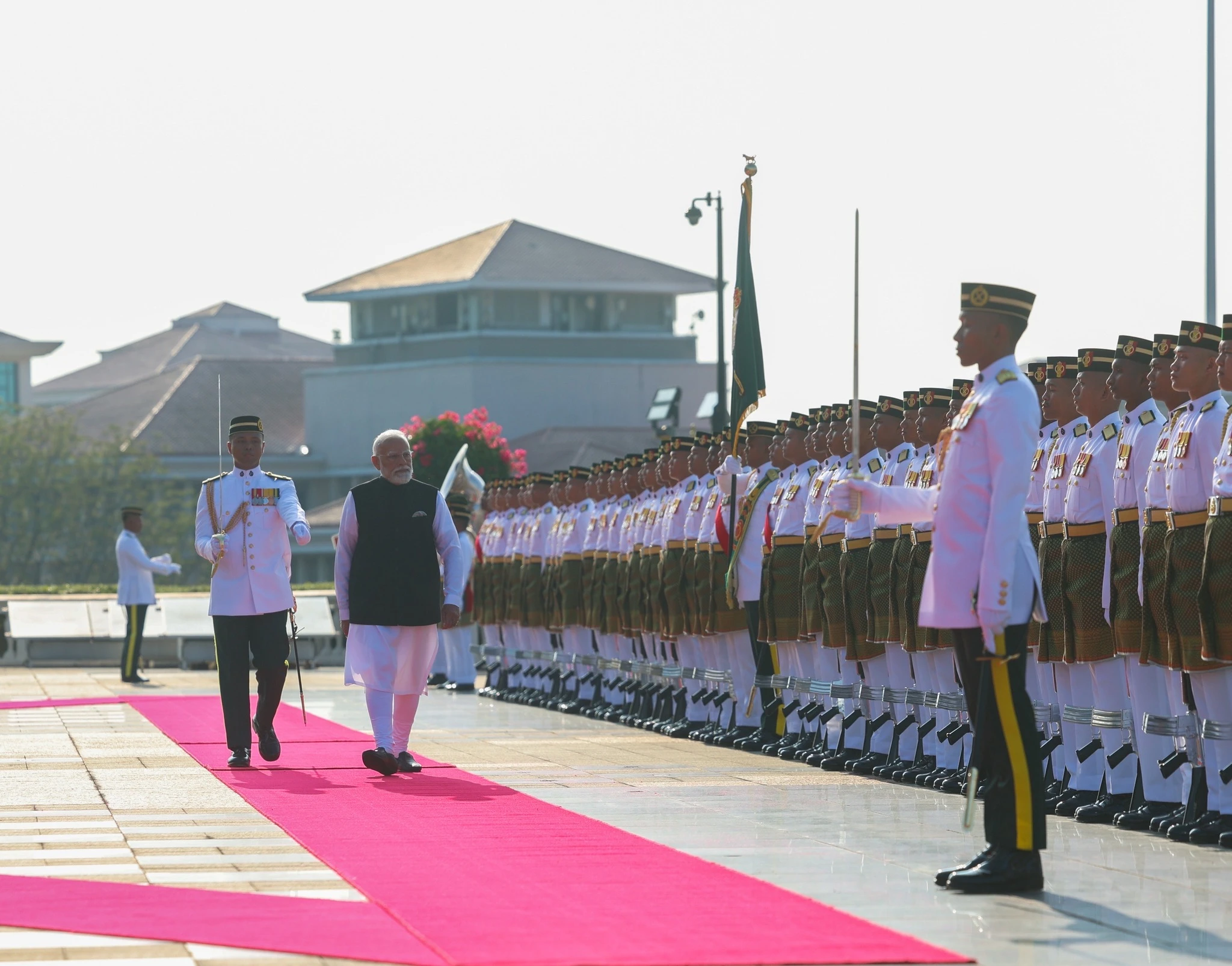 मलयेशिया में पीएम मोदी का भव्य स्वागत, गार्ड ऑफ ऑनर के साथ हुआ अभिनंदन