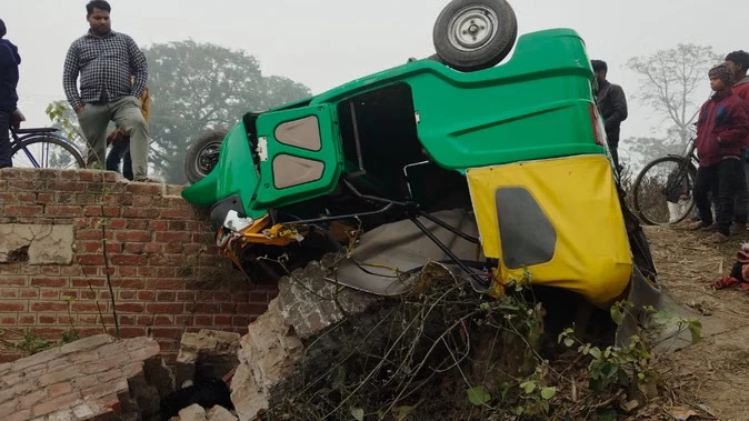 लखीमपुर खीरी: कोहरे में पलटा टेंपो, तीन बच्चों सहित चार की मौत