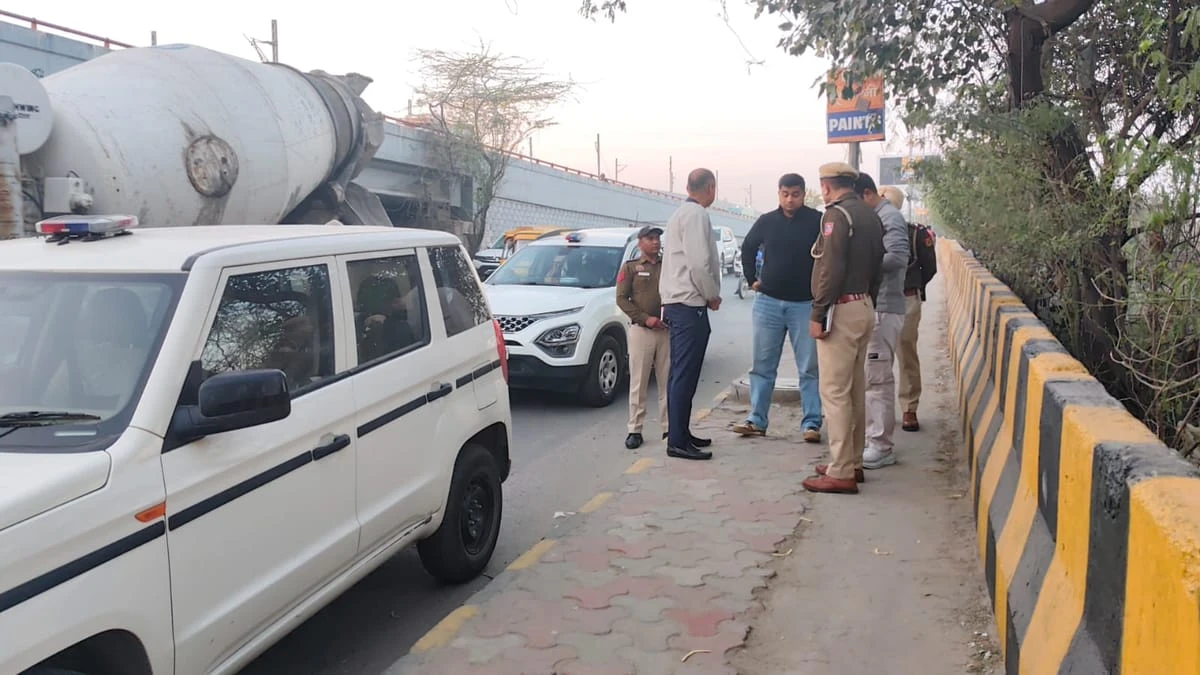 दिल्ली के पीरागढ़ी फ्लाईओवर पर कार में मिले एक महिला समेत तीन शव, मचा हड़कंप